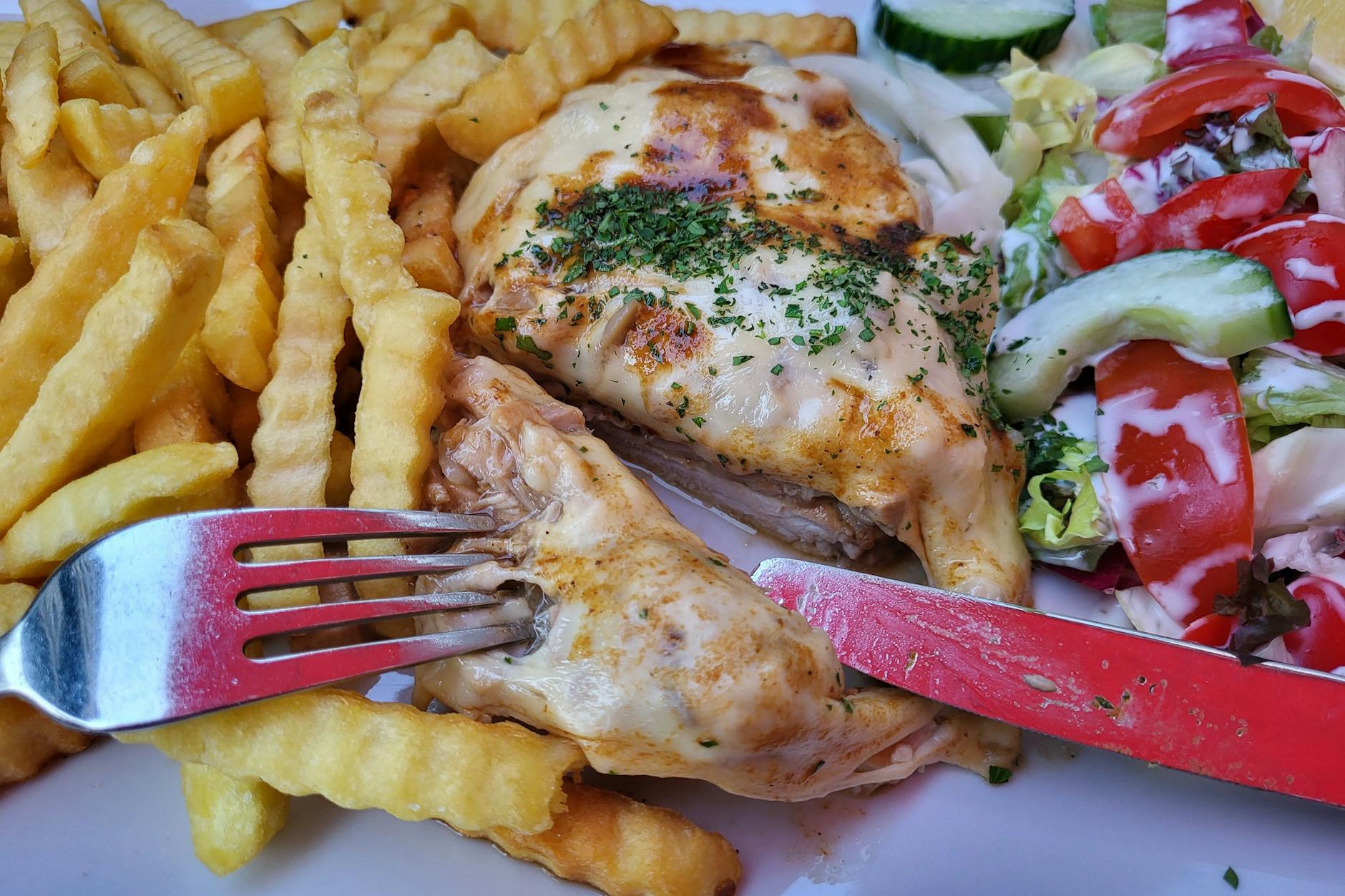 Mit Pommes und einem frischen Salat: So wird das Steak au four gerne serviert.