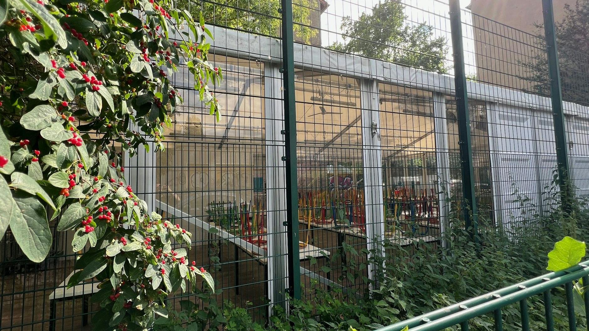 Die Grundschüler der Hauptmann-von-Köpenick-Grundschule essen derzeit in diesem Zelt auf dem Bolzplatz. Ihre Mensa hatte einen Schimmelbefall.