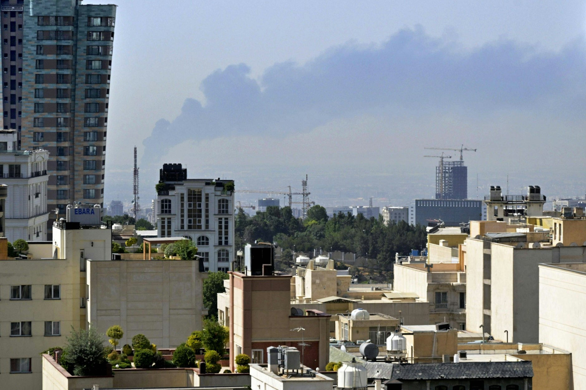 Rauch steigt über Teheran nach einem Angriff am Samstag auf. Erneut nimmt Israel die iranische Hauptstadt am Montag ins Visier.