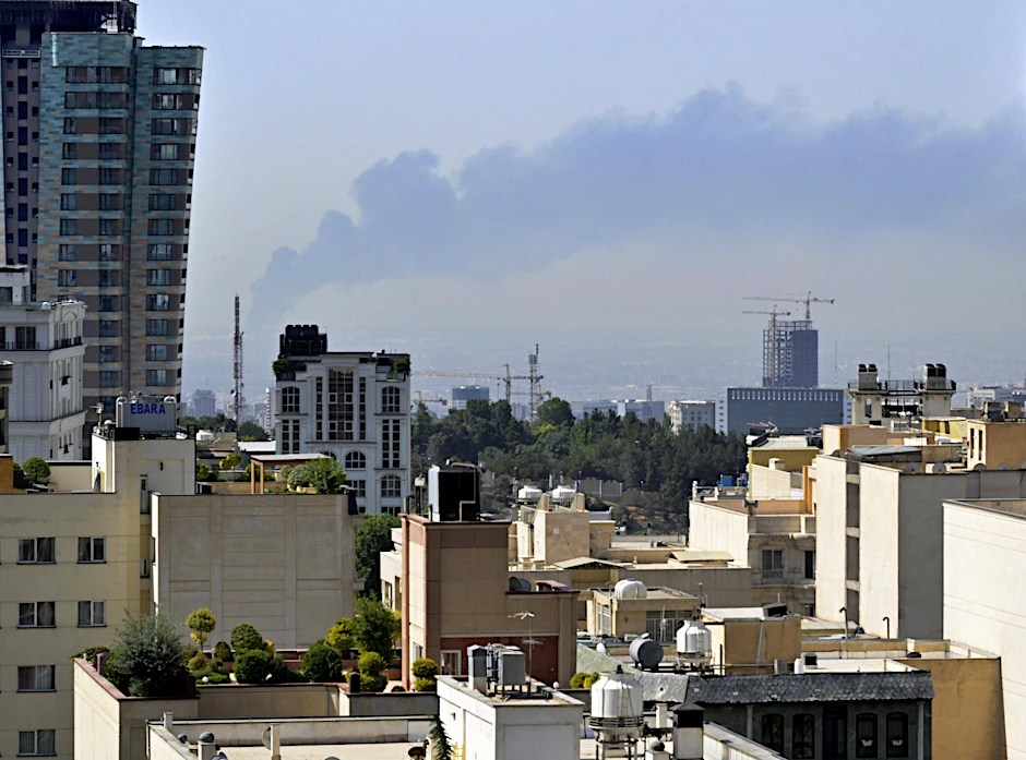 Rauch steigt über Teheran nach einem Angriff am Samstag auf. Erneut nimmt Israel die iranische Hauptstadt am Montag ins Visier.