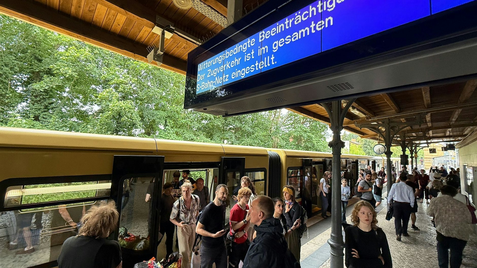 „Der Zugverkehr ist im gesamten S-Bahn-Netz eingestellt“, steht auf einer Anzeige auf dem S-Bahnhof Schlachtensee.