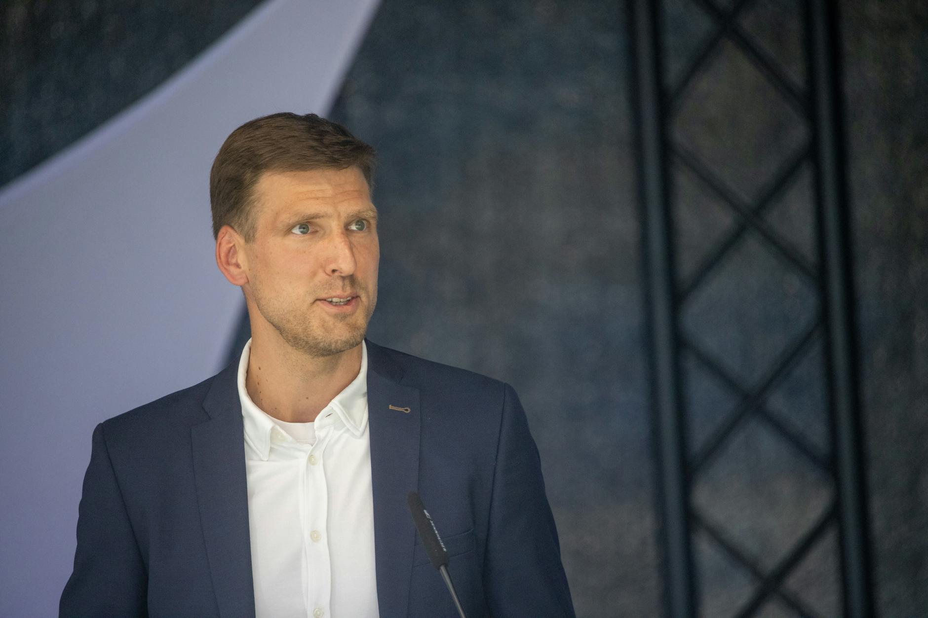 Anzug statt Torwartkleidung: In neuer Funktion möchte Andreas Luthe, ehemaliger Torhüter des 1. FC Union Berlin, ausgerechnet einem Absteiger wieder in die Bundesliga verhelfen.