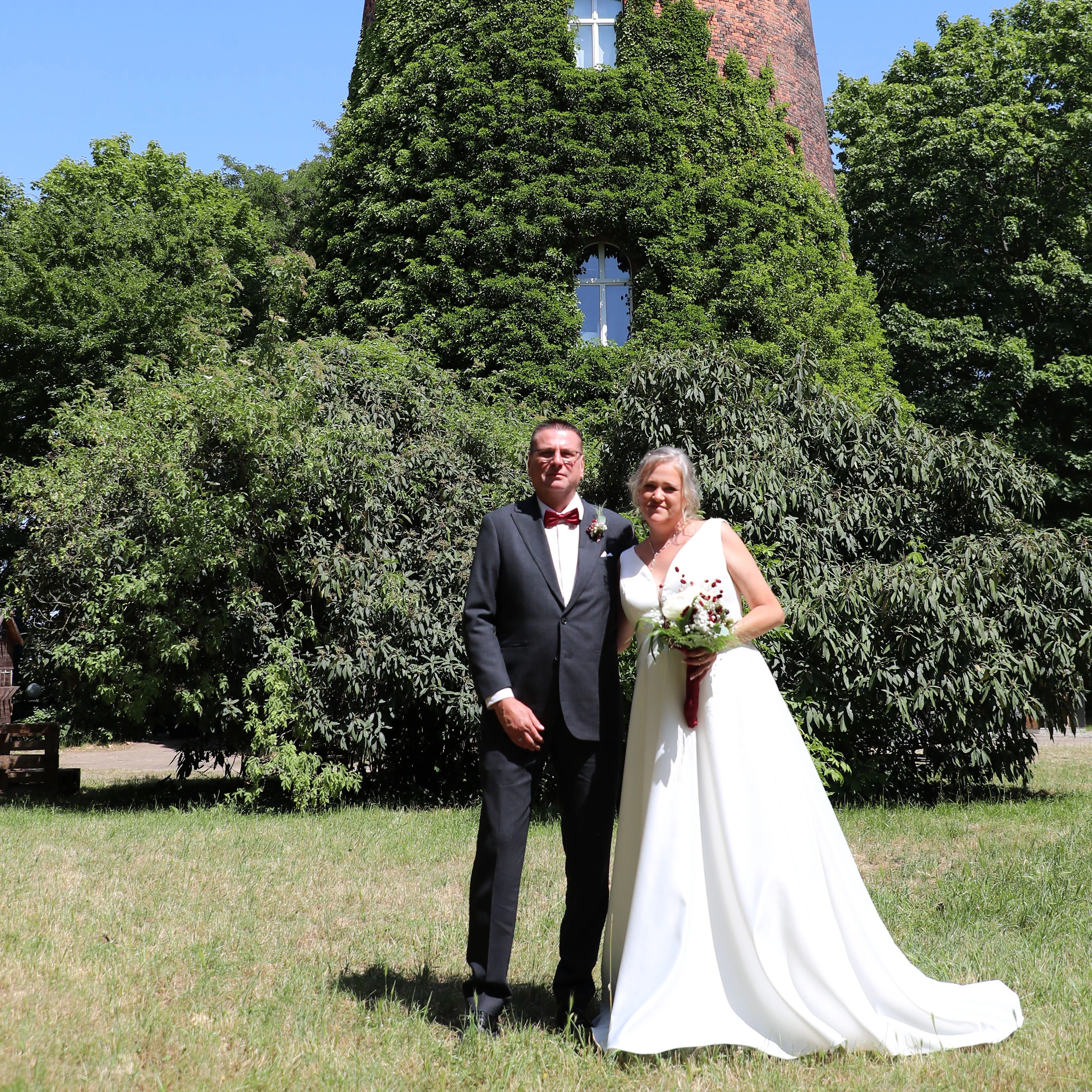 Der Wasserturm am Obersee in Alt-Hohenschönhausen wird für Sven Radicke und seine Kathrin zur malerischen Kulisse für einen Schnappschuss für die Ewigkeit.