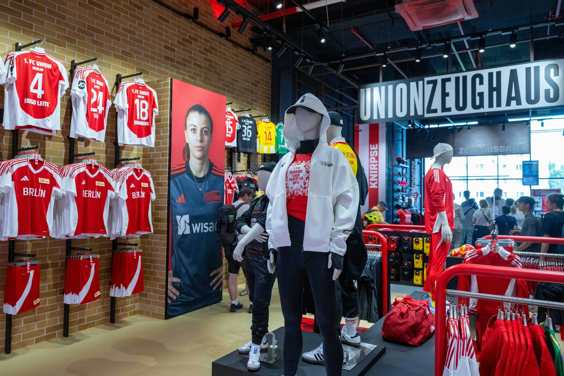 Neuer Fanshop, alte Ware: Im Zeughaus am Alexanderplatz hängen noch die Trikots der vergangenen Saison. Im Internet soll dagegen das neue Jersey des 1. FC Union bereits zu sehen sein.