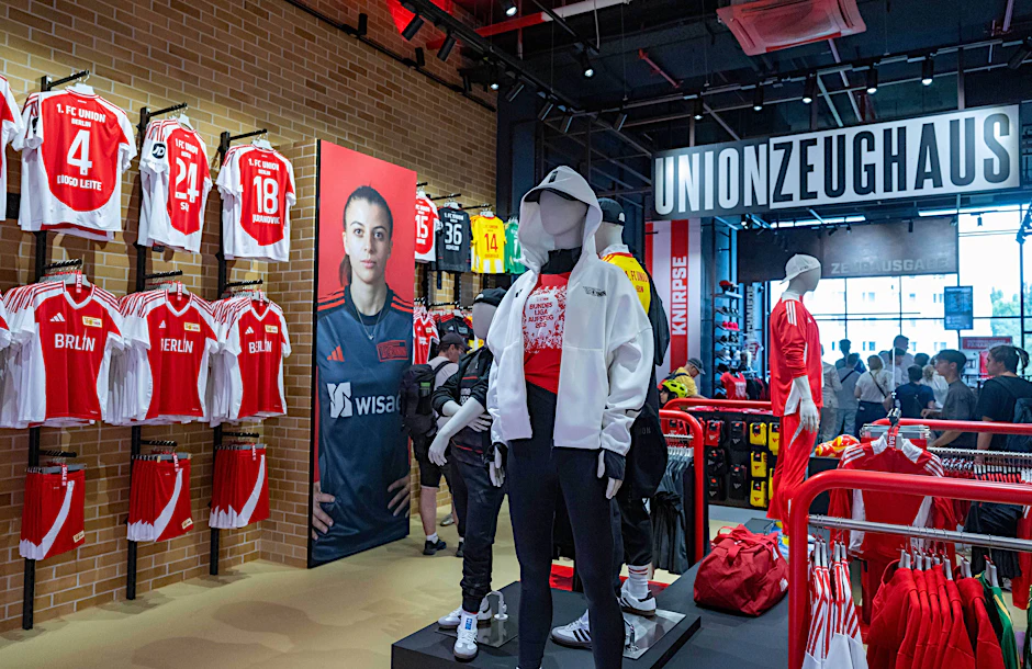 Neuer Fanshop, alte Ware: Im Zeughaus am Alexanderplatz hängen noch die Trikots der vergangenen Saison. Im Internet soll dagegen das neue Jersey des 1. FC Union bereits zu sehen sein.