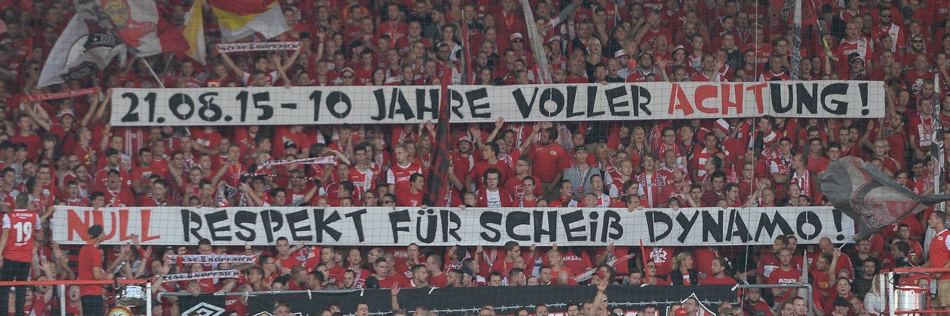 Fans des 1. FC Union erinnern an den 8:0 Sieg gegen den BFC Dynamo in der NOFV-Oberliga und machen klar, was sie noc heute vom alten Rivalen halten.