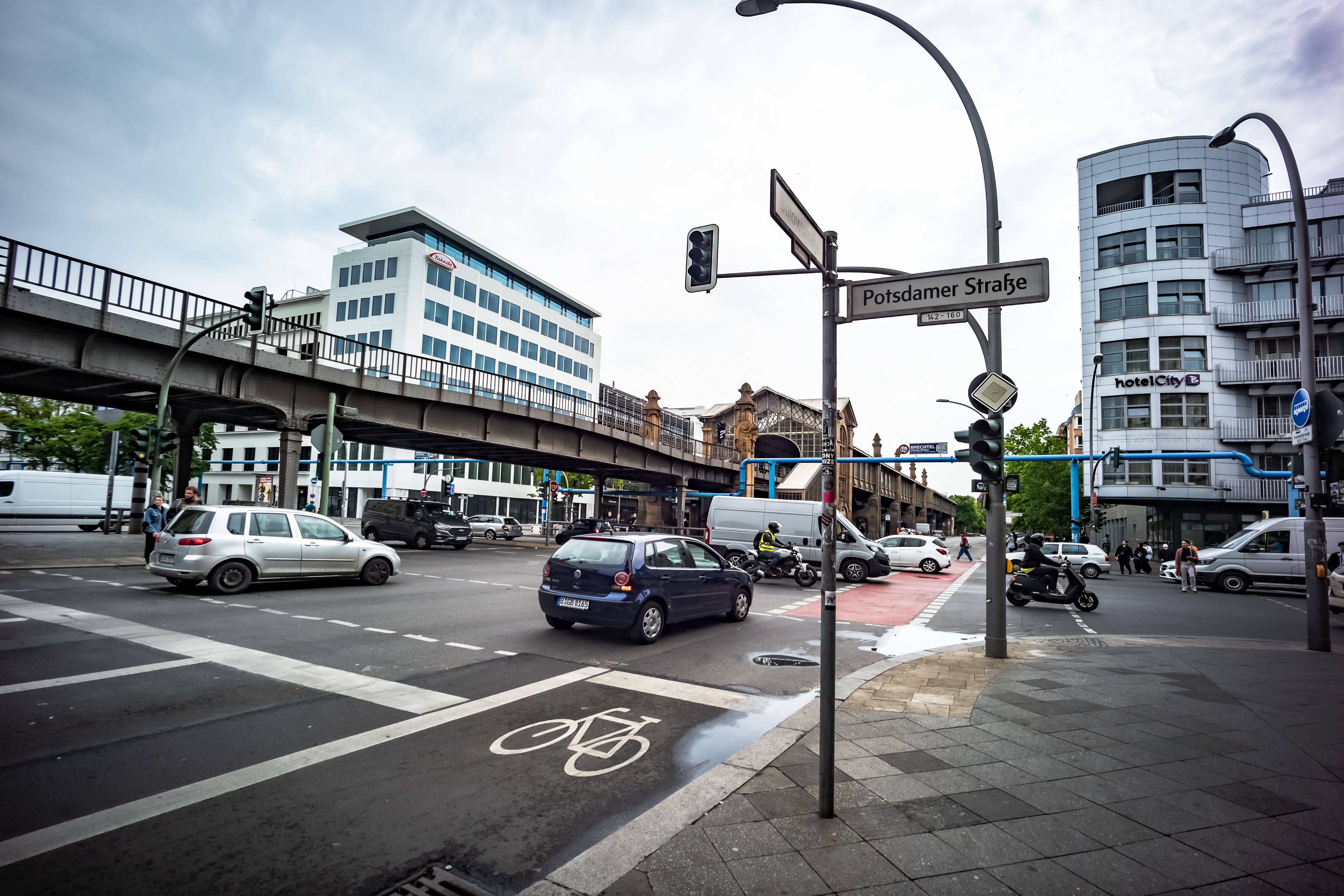 Unbekannter überfällt Geldtransfer-Filiale in Schöneberg – Angestellter gefesselt