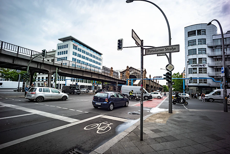 Ein Unbekannter hat die Filiale eines Geldtransferdienstes in der Potsdamer Straße überfallen.