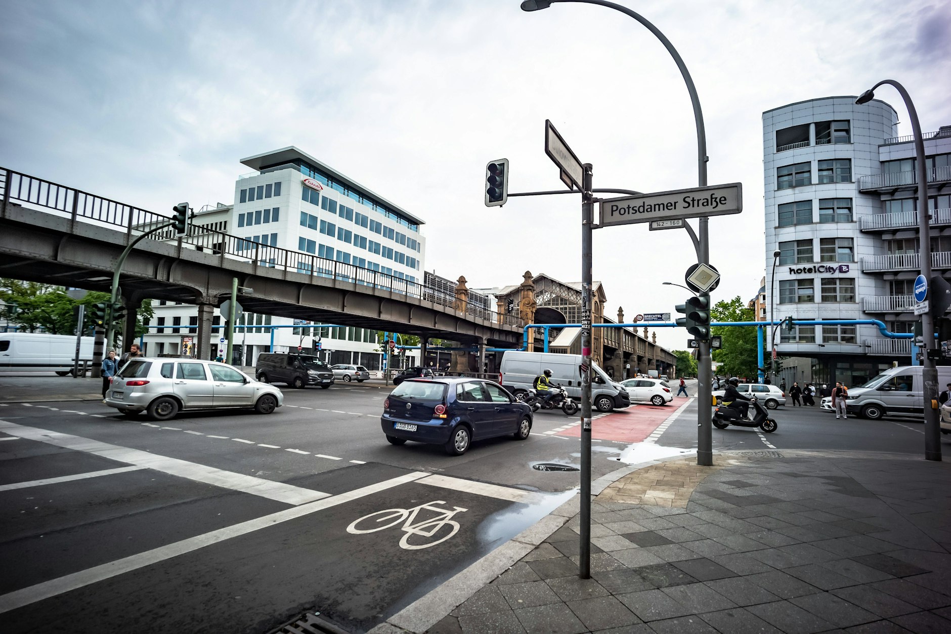 Ein Unbekannter hat die Filiale eines Geldtransferdienstes in der Potsdamer Straße überfallen.