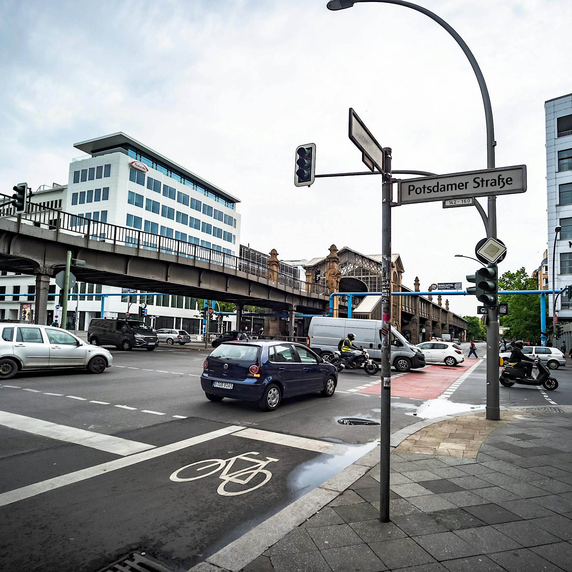 Unbekannter überfällt Geldtransfer-Filiale in Schöneberg – Angestellter gefesselt