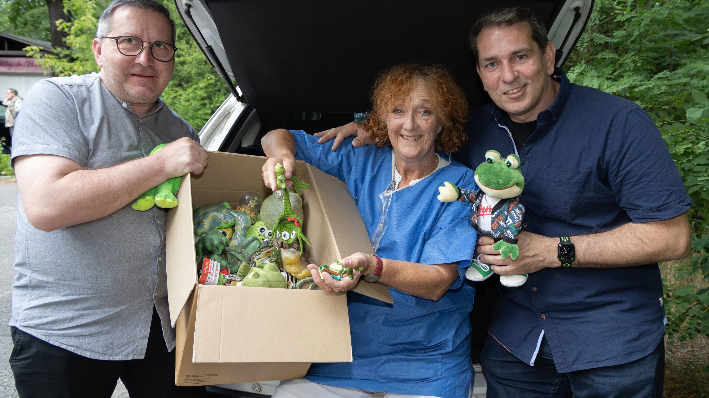 Das tierische Erbe von Frau Puppendoktor Pille: Entertainerin Dagmar Gelbke überreicht mit Patrick Fabian (re.) die Kisten mit der Frosch-Sammlung an DDR-Museumschef Matthias Berger.