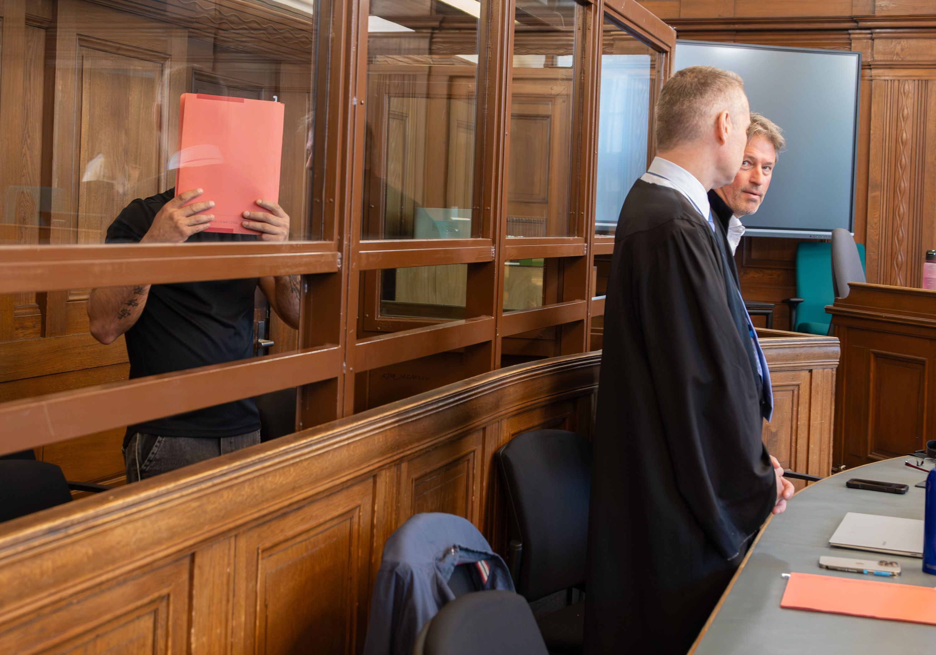 Frau (37) mit Eisenrohr erschlagen – Leiche im Sandhaufen verscharrt