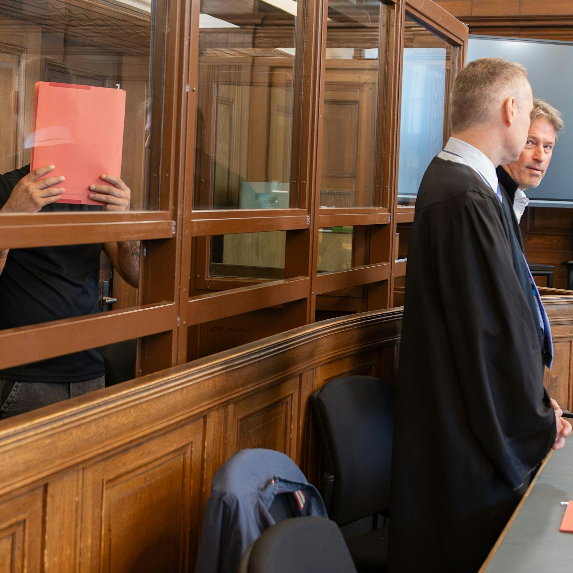 Frau (37) mit Eisenrohr erschlagen – Leiche im Sandhaufen verscharrt