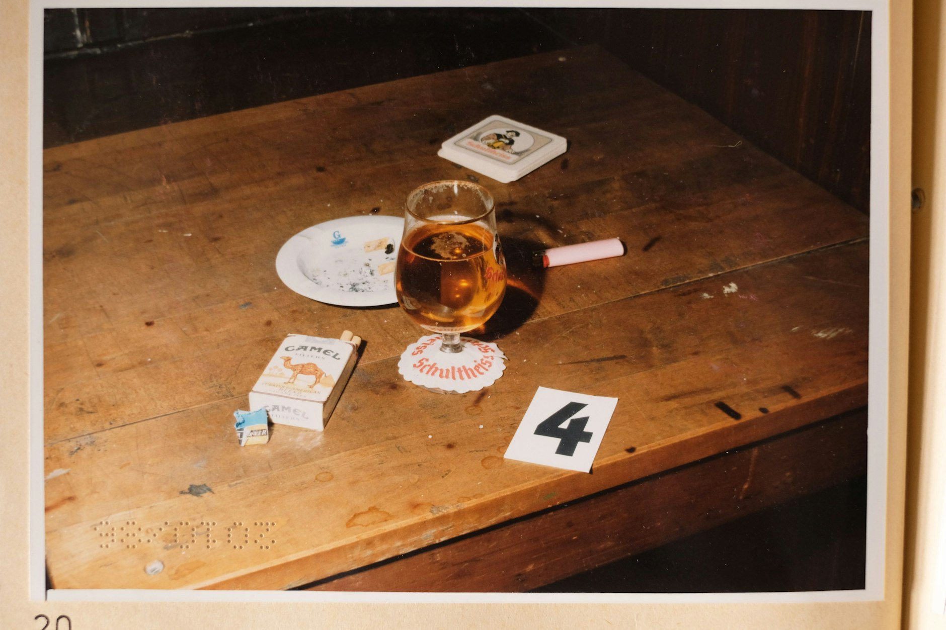 Spur Nummer vier: Der Mörder trank sein Bier nicht aus, und er ließ auch seine Zigaretten zurück.