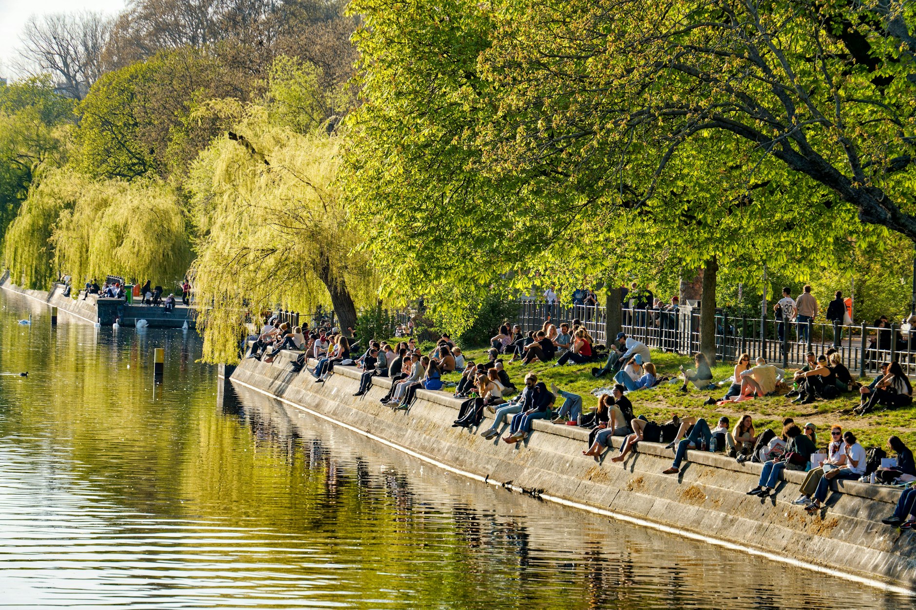 Besucher am Landwehrkanal in Kreuzberg