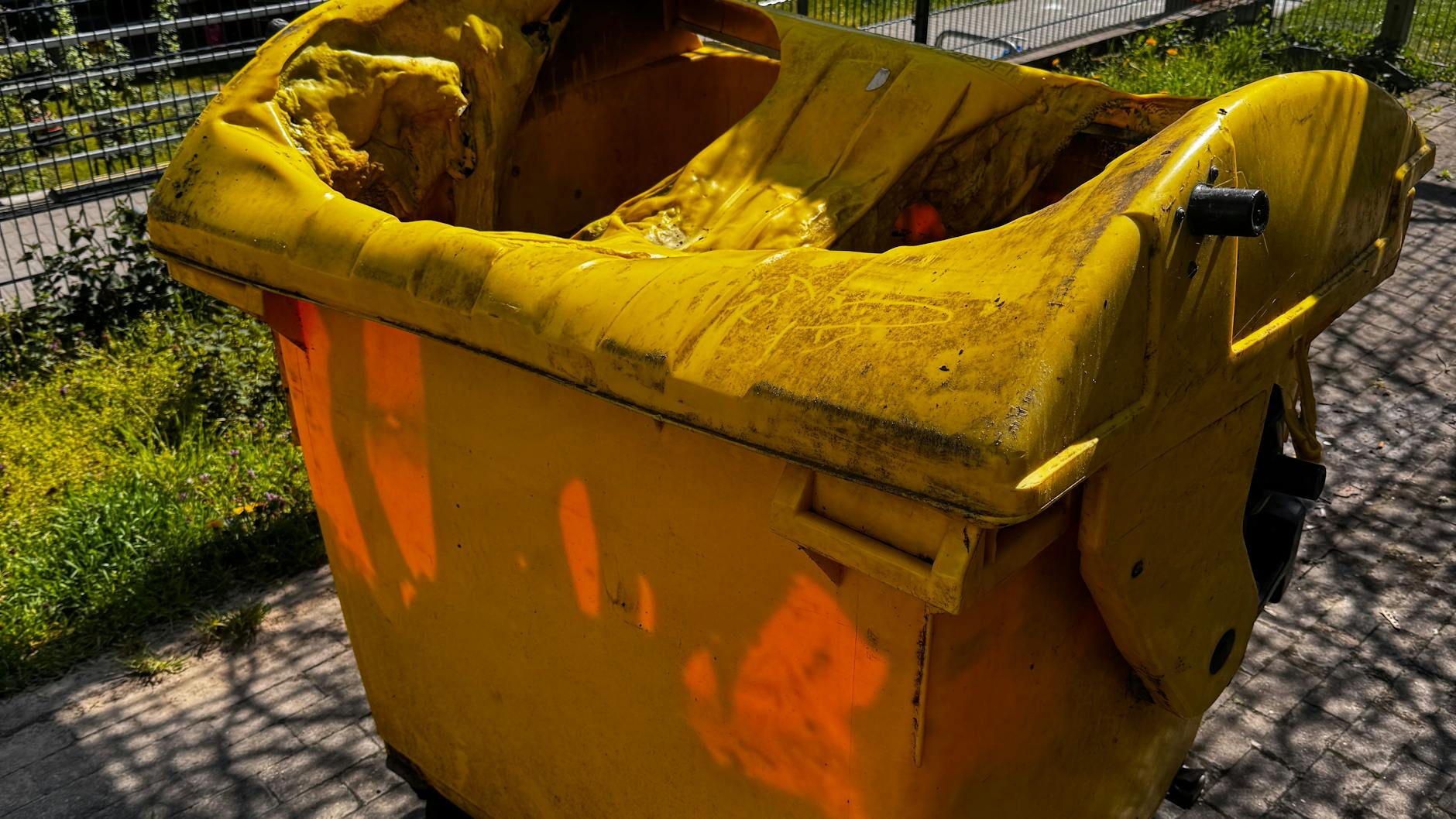 Eine Gelbe Tonne wurde im Innenhof des Horrorhauses abgefackelt.