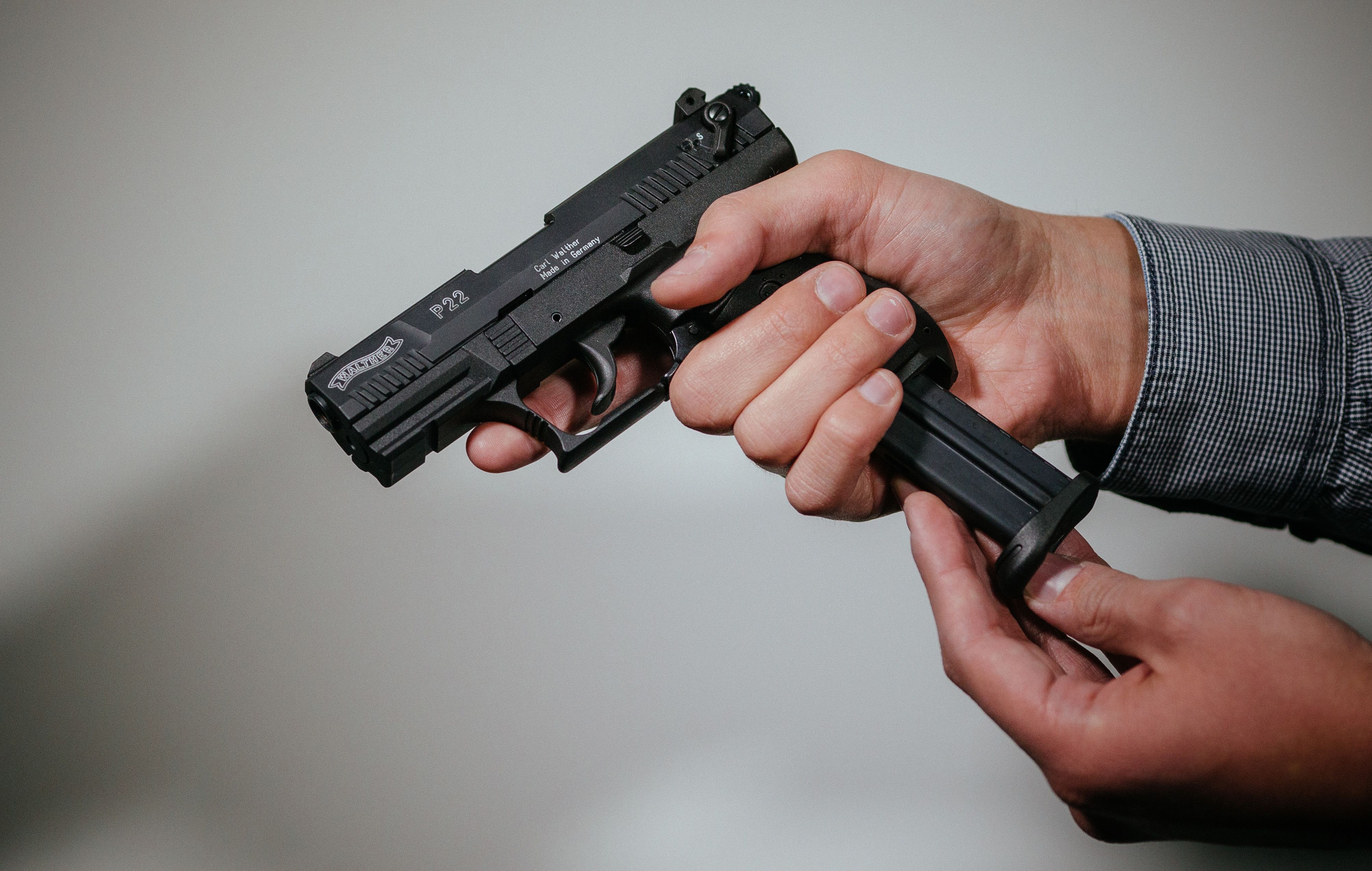 Treptow-Köpenick: Unbekannter schießt Mann mit Schreckschusspistole ins Gesicht