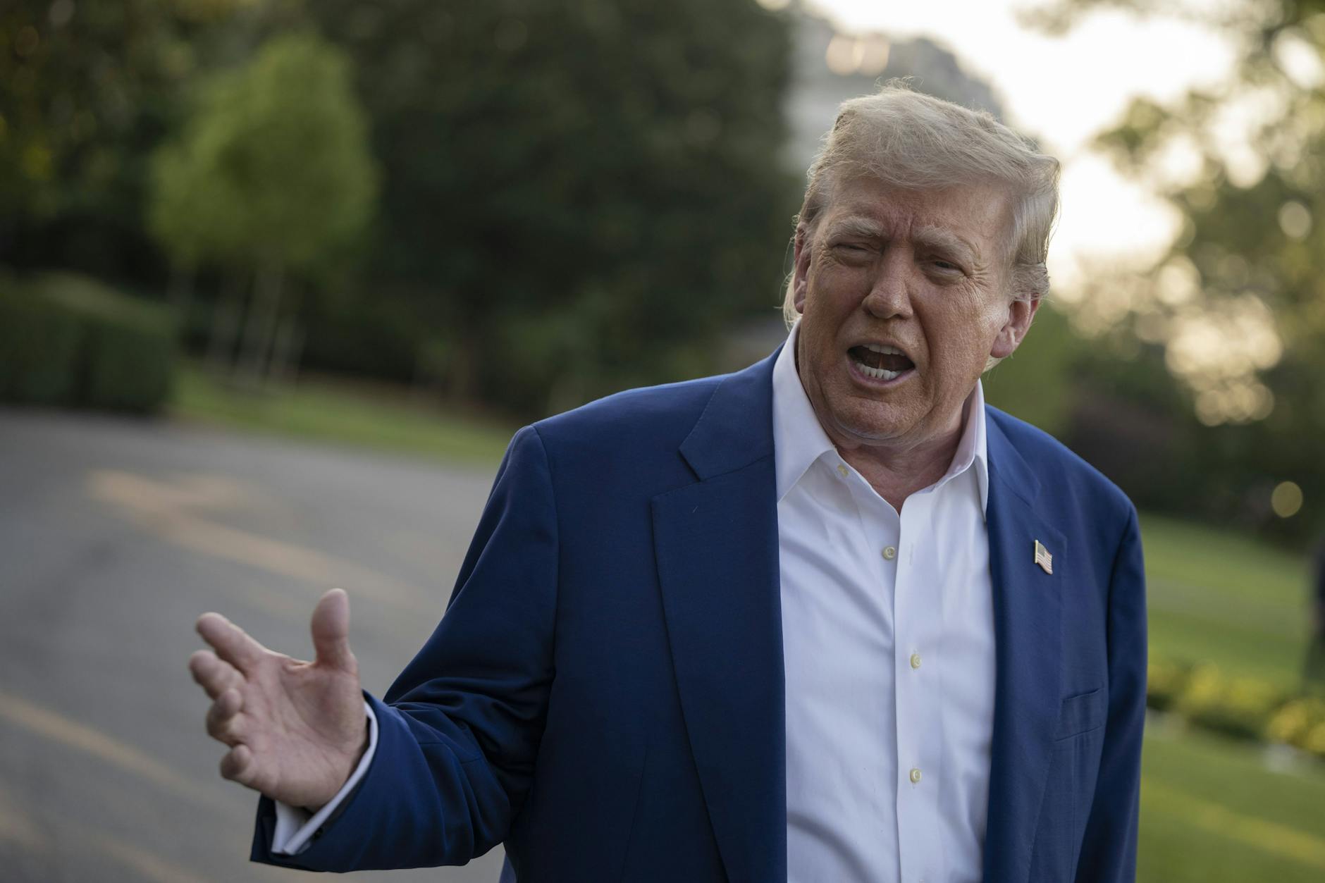 US-Präsident Donald Trump spricht vor seiner Abreise aus dem Weißen Haus nach Den Haag mit Journalisten.