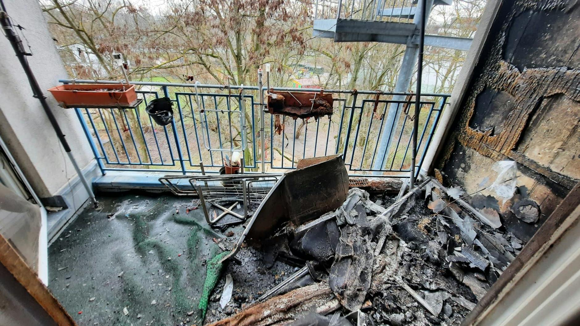 Horrorhaus von Köpenick: Der ausgebrannte Balkon im dritten Obergeschoss, der von einer Silvester-Rakete getroffen wurde.