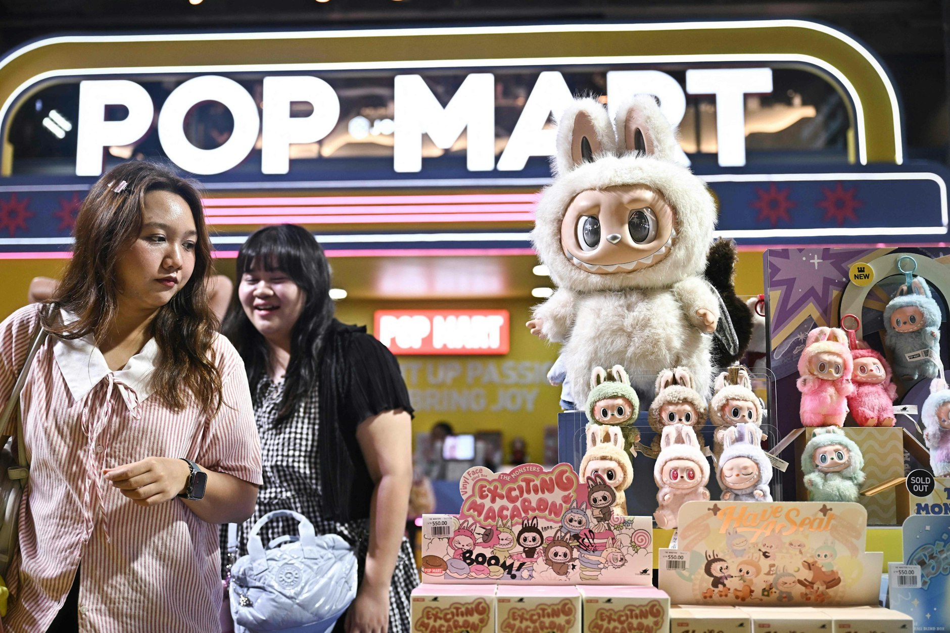Eine Auswahl bon Labubu-Puppen in einem Pop-Mart-Store in Bangkok. Das Unternehmen wird auch einen Shop in Berlin eröffnen, Ende Juli im Alexa Einkaufszentrum.
