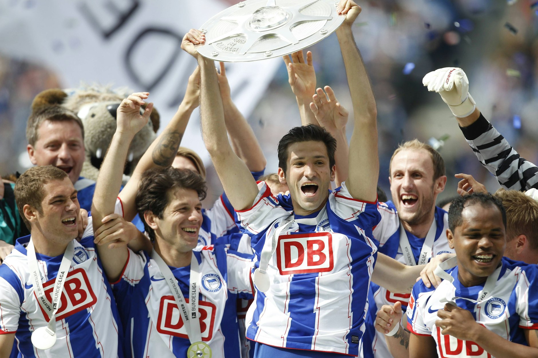 Lewan Kobiaschwili (2.v.l.) stieg mit Hertha BSC gleich zweimal in die Bundesliga auf. 2011 mit dem heutigen Co-Trainer Andre Mijatovc (M.).