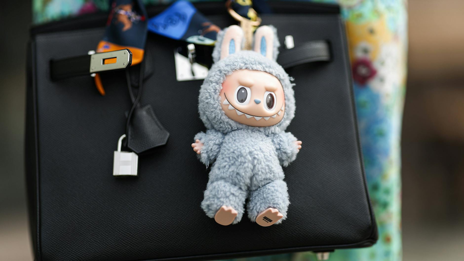 Die unheimlichen kleinen Labubus sind zum Mode-Accessoire avanciert und werden gern an der Handtasche getragen.