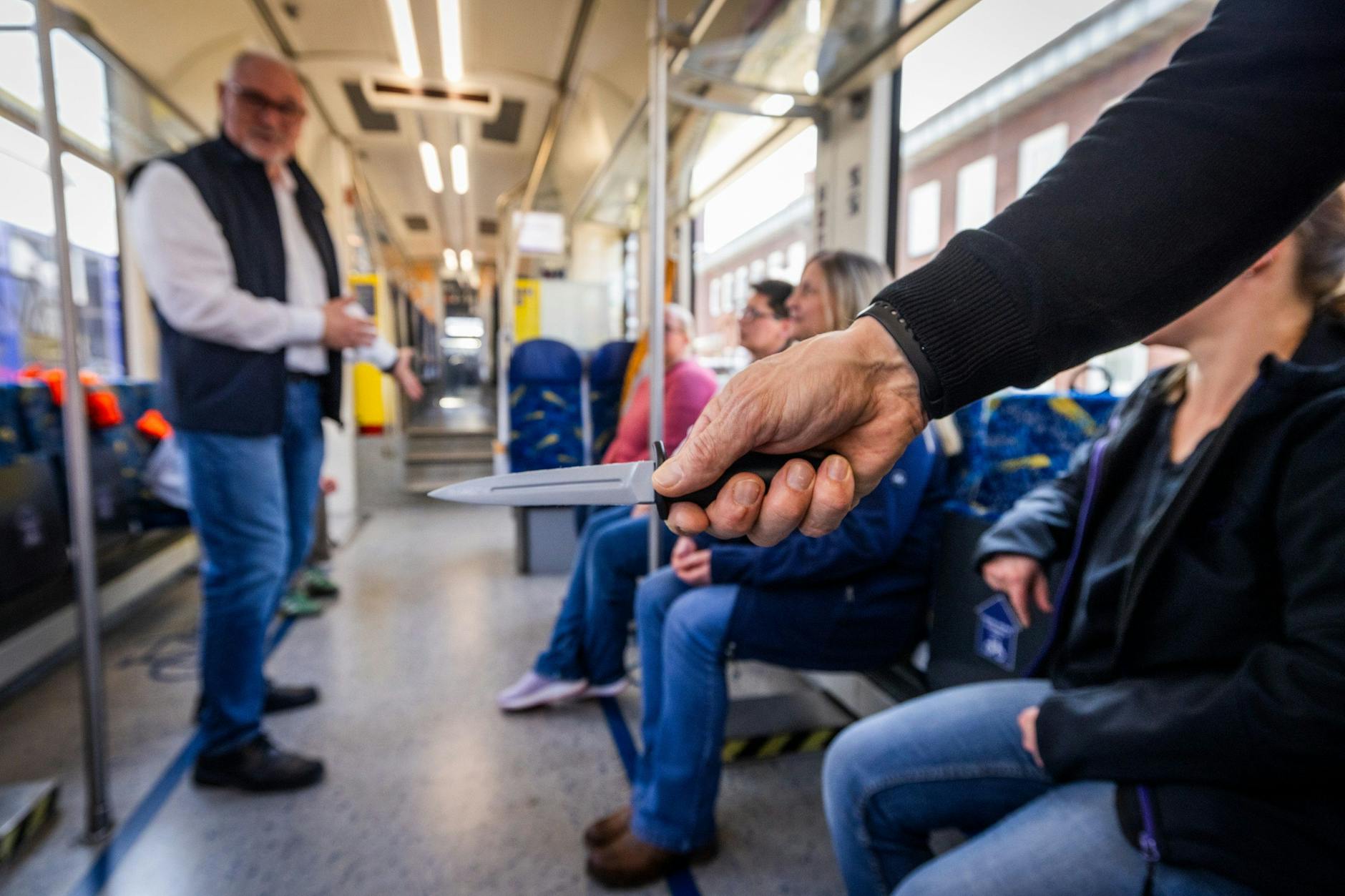 Immer wieder kommt es zu Messer-Attacken in Bus und Bahn. Ab Mitte Juli ist jetzt das Mitführen von Messern in den Öffis verboten.