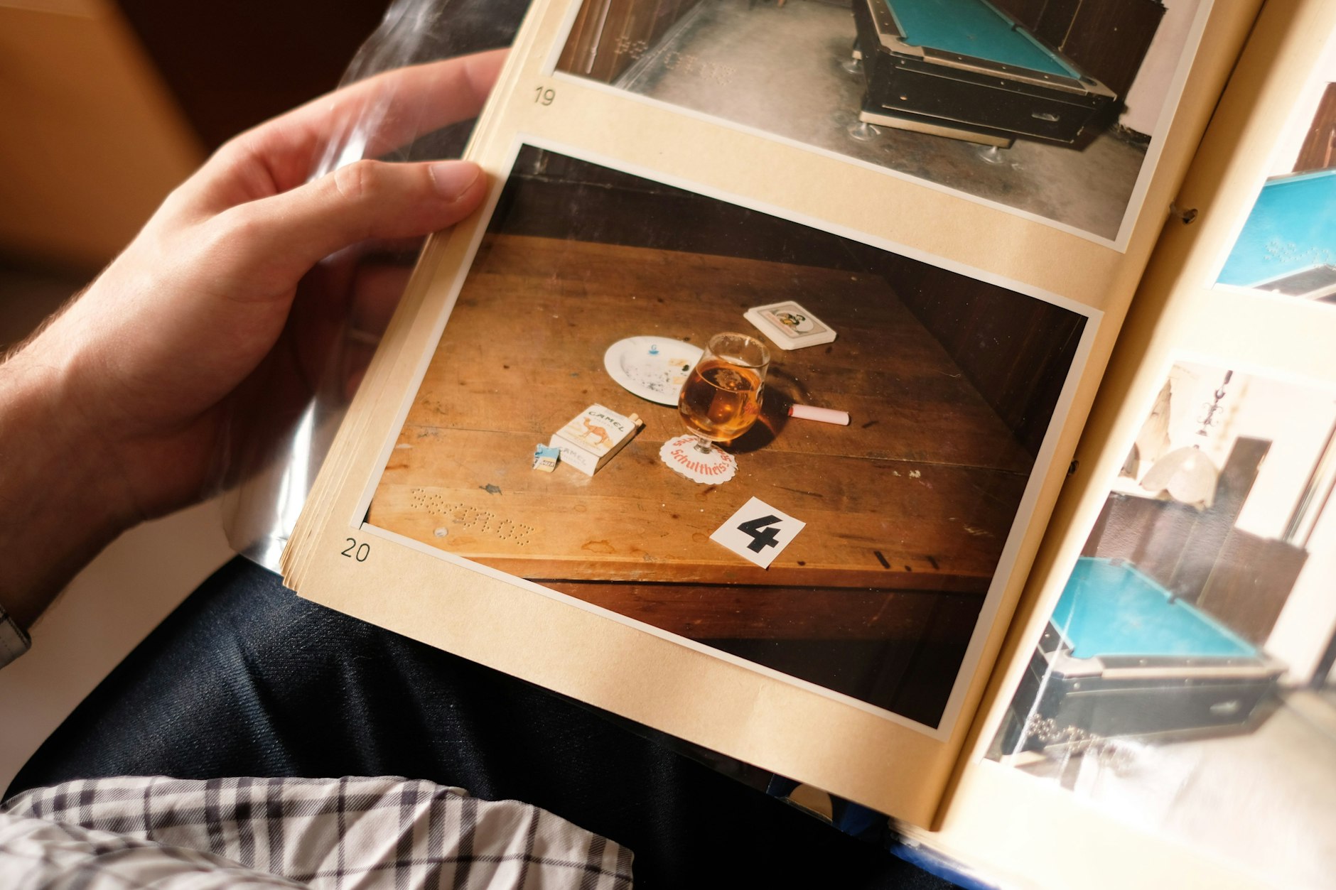 Der Mord an Renate Pollaczek: Die Tresenkraft der Schultheiß-Baude wurde am 11. April 1986 tot in ihrer Kneipe aufgefunden. Sie war vergewaltigt und ermordet worden. Das Foto aus der Kneipe: Auf dem kleinen Tisch liegt eine Schachtel Zigaretten neben einem noch vollen Glas Bier und einer Kippe im Aschenbecher.