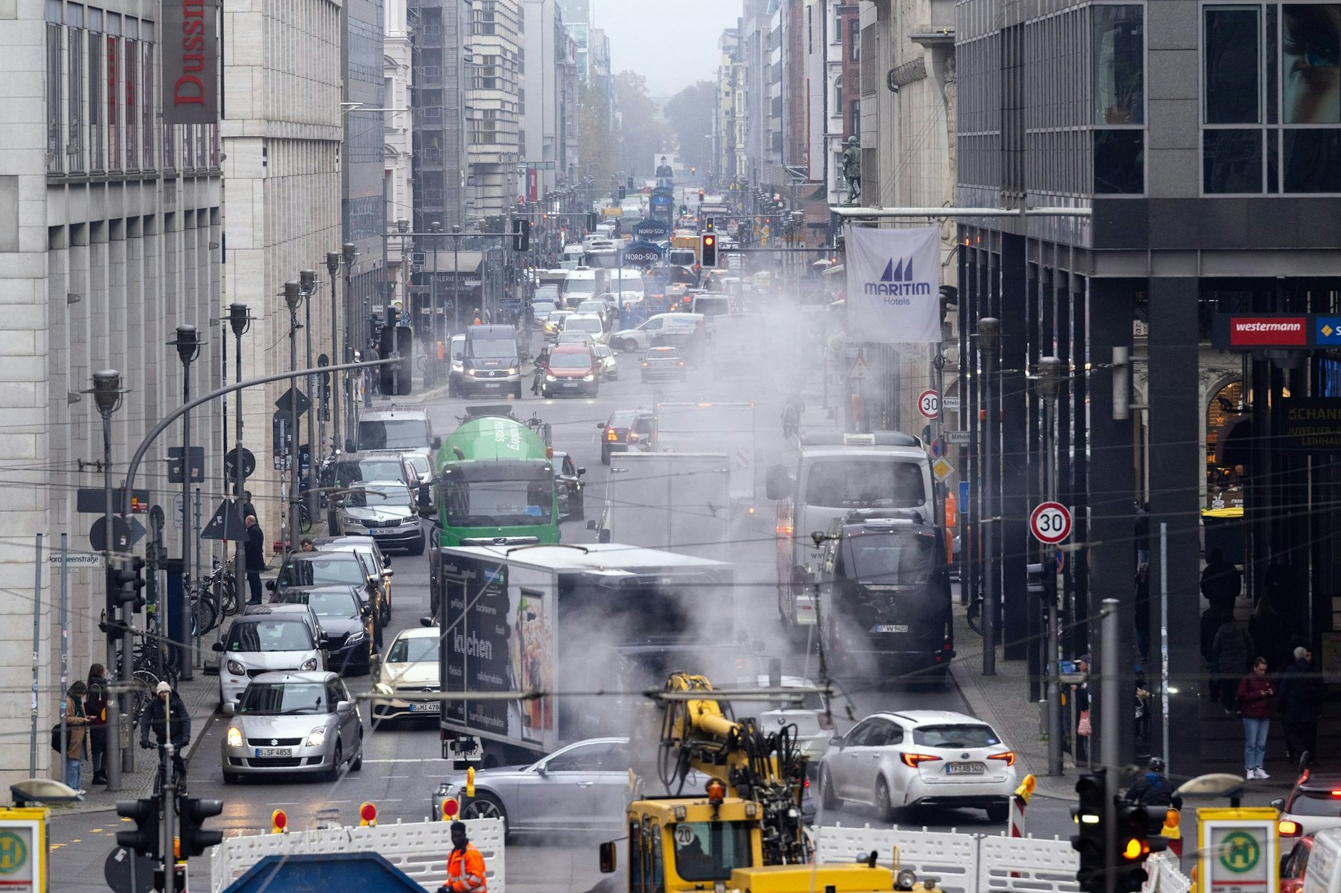 Verkehr in der Friedrichstraße in Mitte. Auch diese Straße innerhalb des Berliner Rings soll zu einem autoreduzierten Bereich werden, in dem die Zahl der privaten Pkw-Fahrten beschränkt wird.