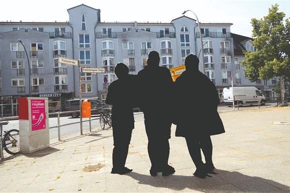 Drei Mieter aus dem Horrorhaus in Berlin-Köpenick: Nach Drohungen aus der Nachbarschaft wollen sie unerkannt bleiben.