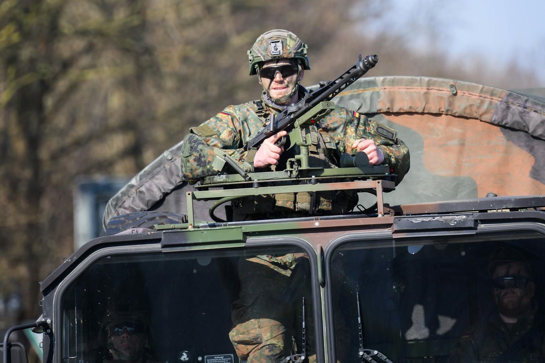 Eine Kolonne mit Fahrzeugen der Bundeswehr und schwer bewaffneten Soldaten fährt über eine Straße im Norden von Hannover.