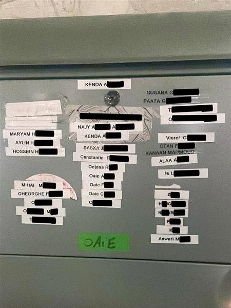 An dem Briefkasten für die Quartiere stehen 34 Namen. Laut Bezirksamt sind die 15 Wohnweinheiten für 60 Personen ausgelegt.