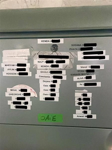 An dem Briefkasten für die Quartiere stehen 34 Namen. Laut Bezirksamt sind die 15 Wohnweinheiten für 60 Personen ausgelegt.