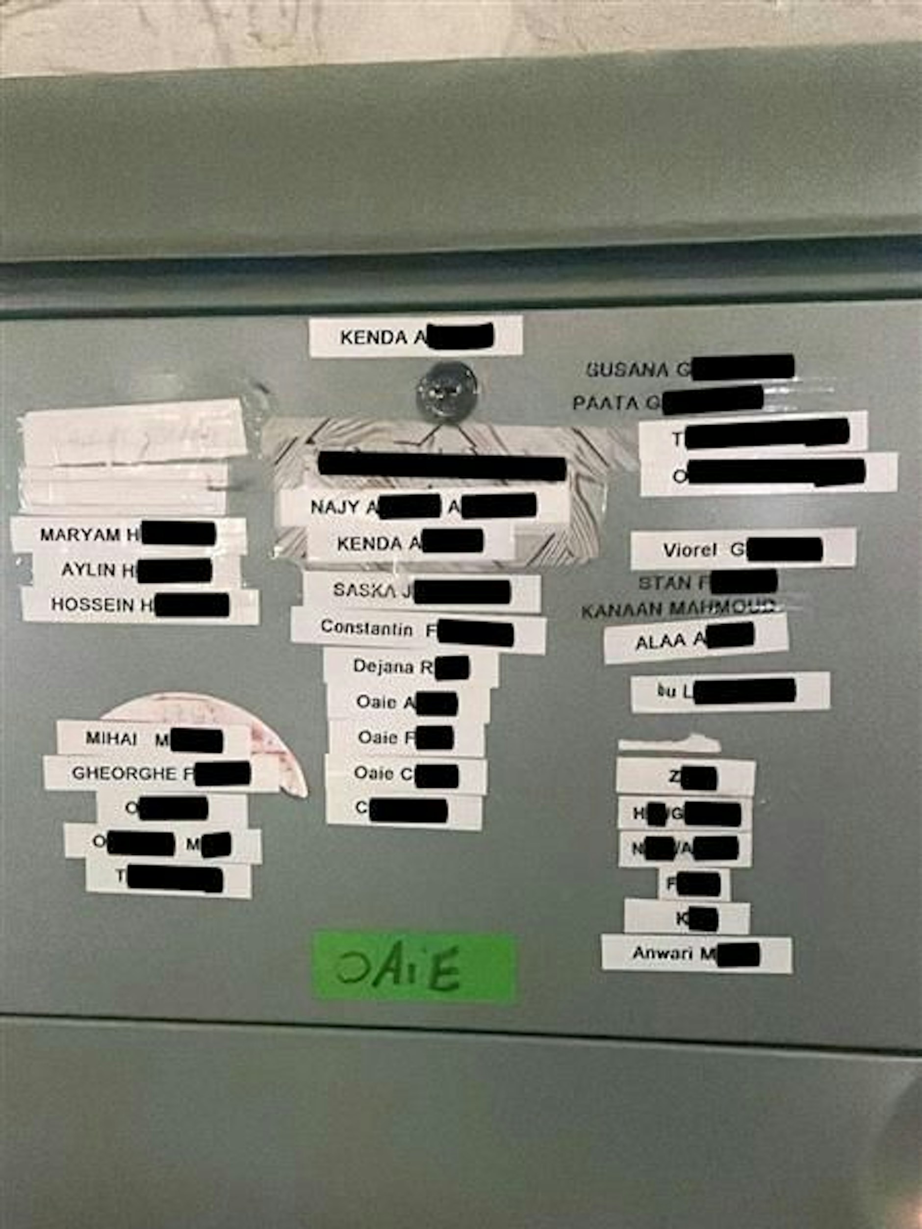 An dem Briefkasten für die Quartiere stehen 34 Namen. Laut Bezirksamt sind die 15 Wohnweinheiten für 60 Personen ausgelegt.