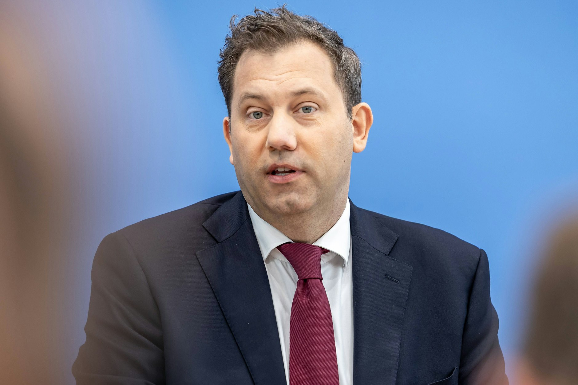 Vizekanzler Lars Klingbeil muss sich am Wochenende der frustrierten SPD-Basis stellen.