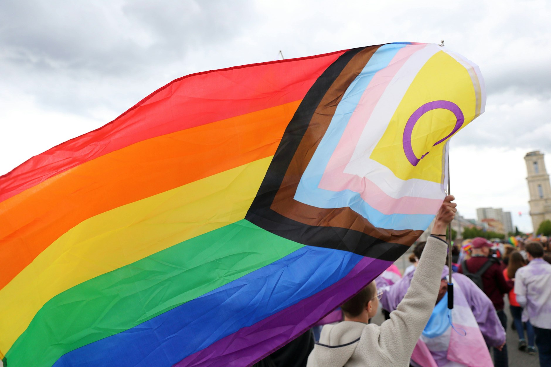 Die ausgedehnte Regenbogenflagge wurde im Mai auch von der CSD in Potsdam getragen.