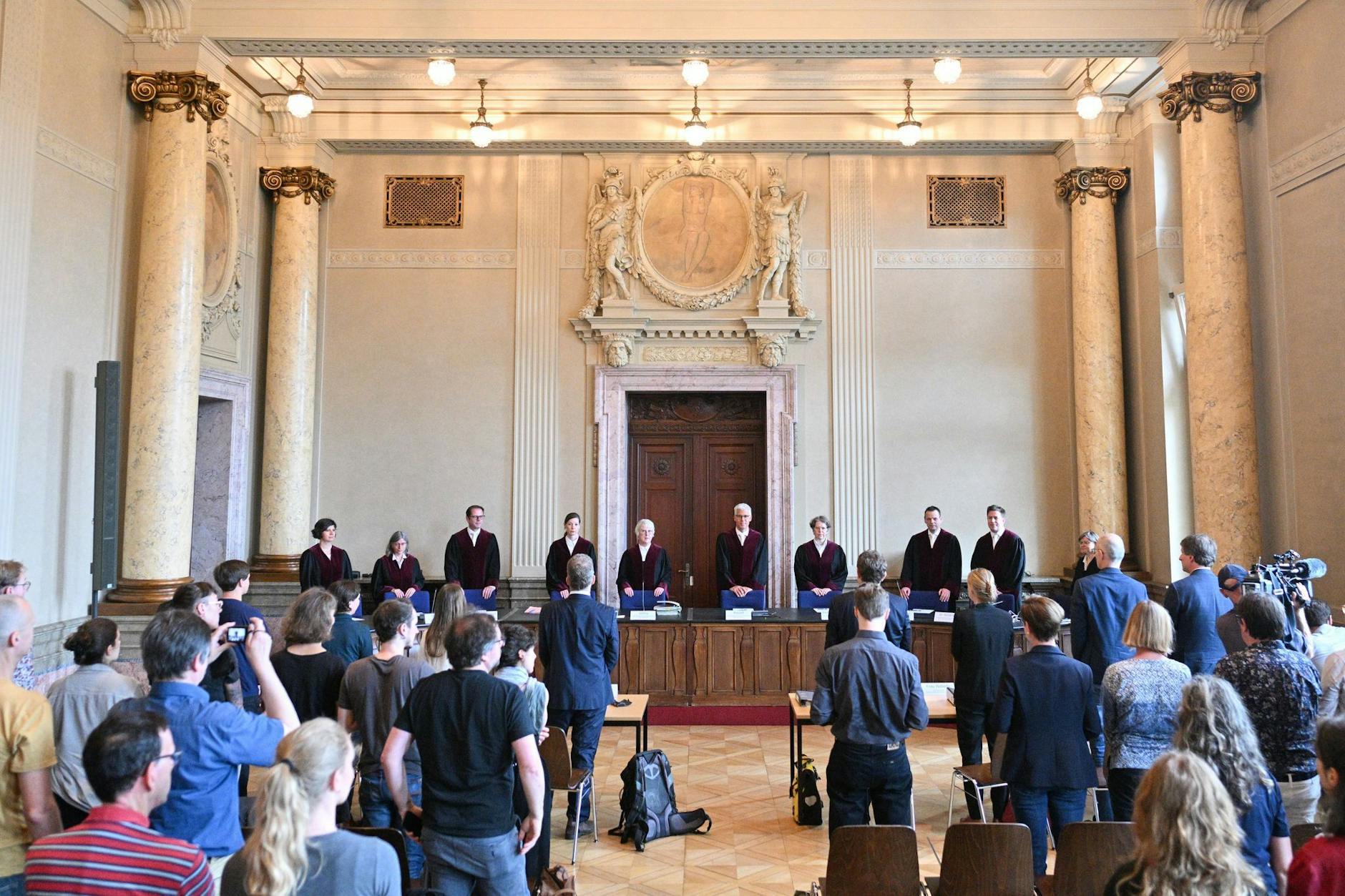 The judges are standing in the courtroom before the Constitutional Court announces its decision on the admissibility of the “Berlin Car-Free Referendum” initiative.