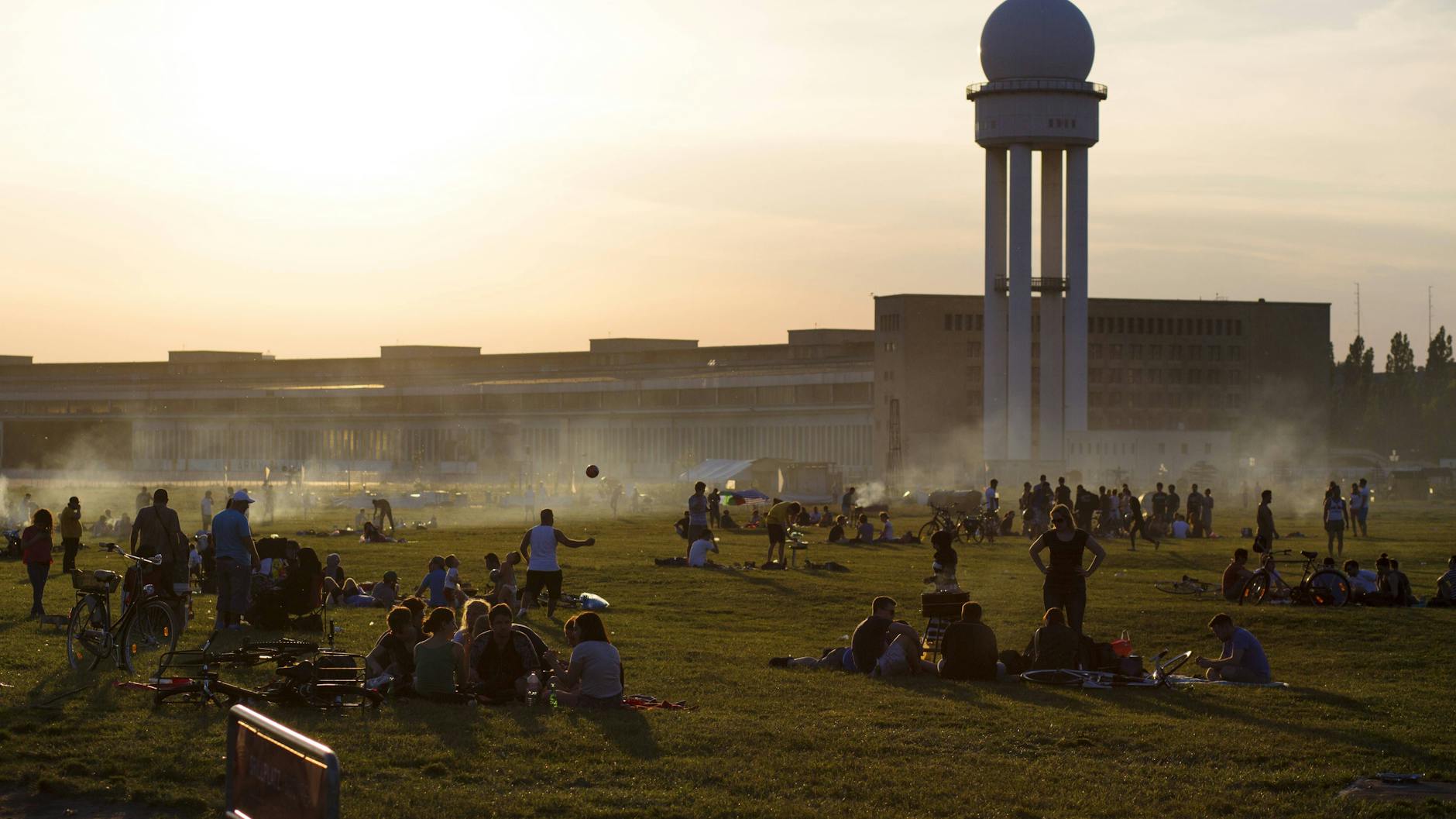 Grillbereich auf dem als Tempelhofer Freiheit bezeichneten ehemaligen Flughafen Tempelhof in Berlin.