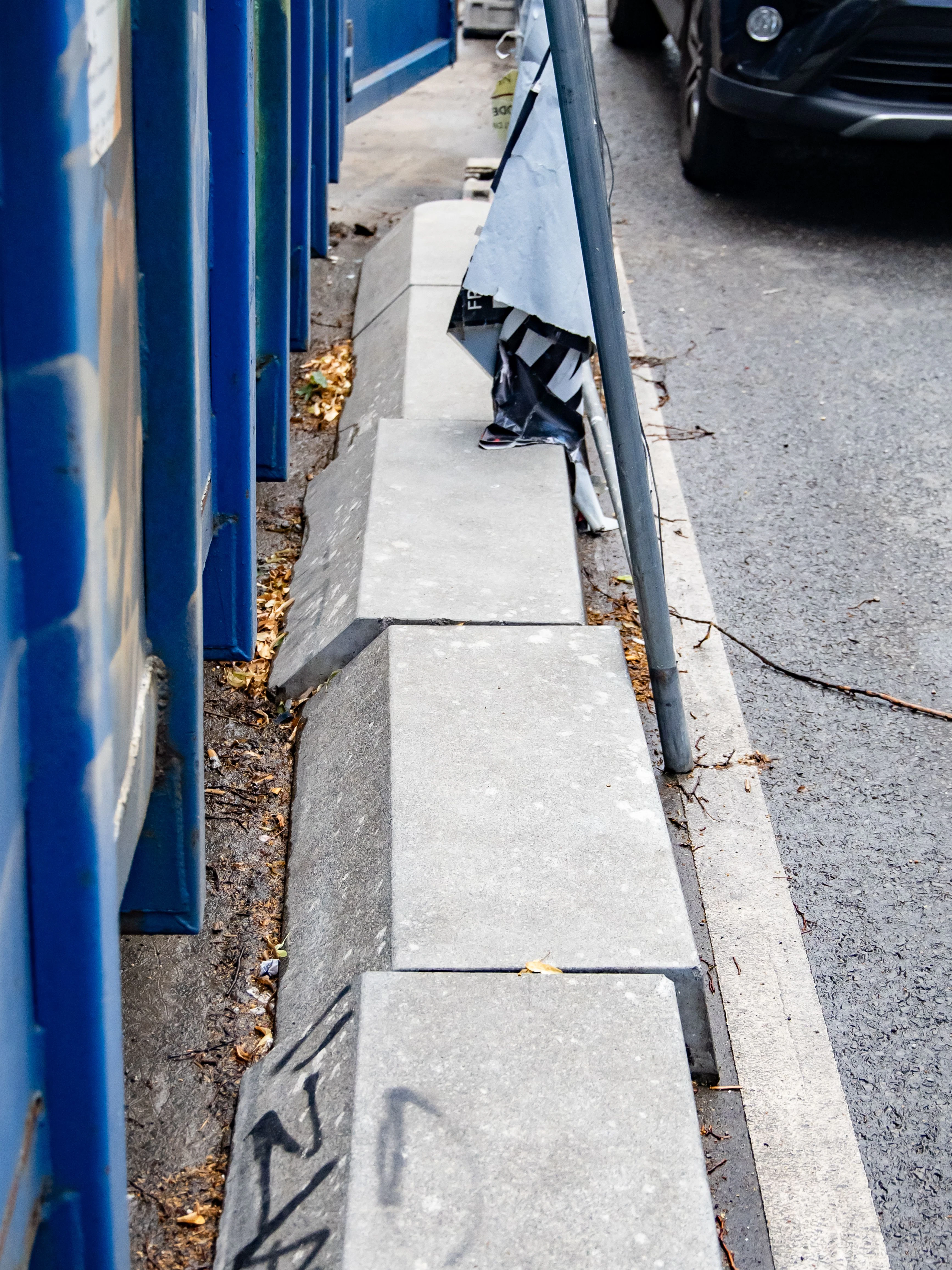Kaputte Betonränder in Radwegen in der Schönhauser Allee in Berlin am 25. Juni 2025.