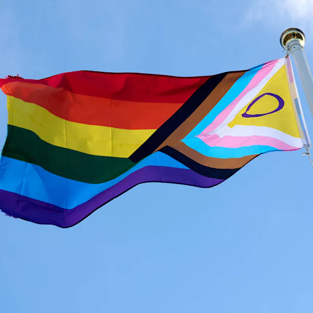 Regenbogenfahne an Schule in Treptow: Eltern ziehen vor Gericht!