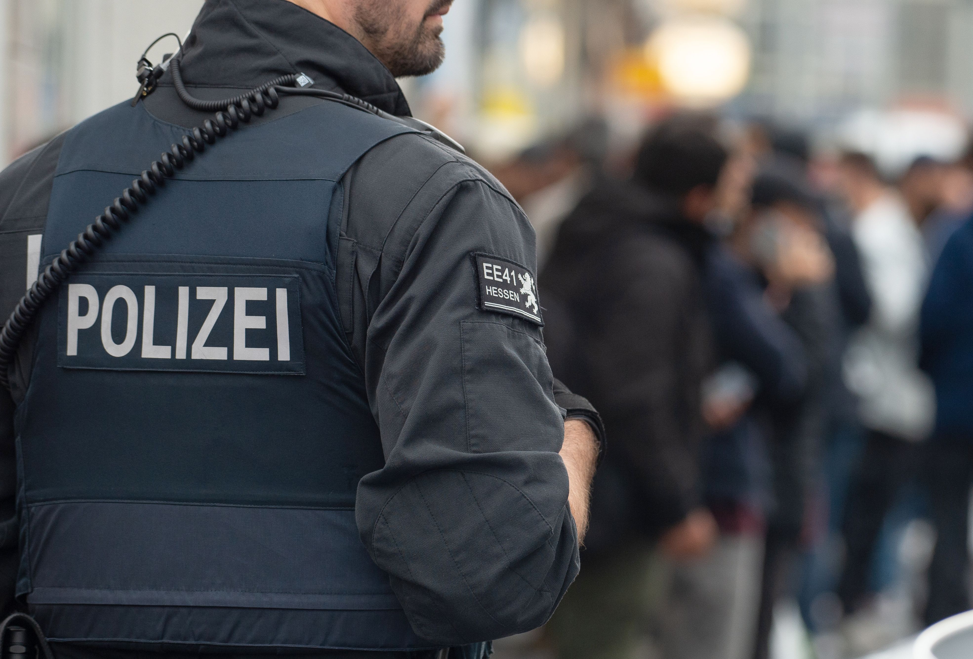 Bundesweite Razzia: Polizei nimmt Verfasser politischer Hassbotschaften ins Visier