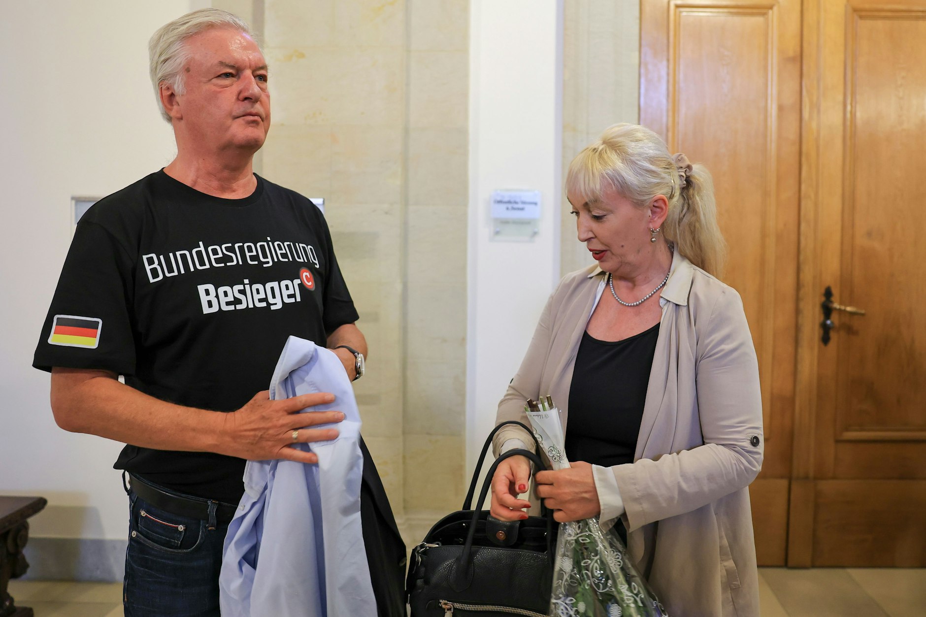 Jürgen Elsässer mit neuem T-Shirt neben seiner Frau Stephanie Elsässer nach der Urteilsverkündung im Bundesverwaltungsgericht in Leipzig.