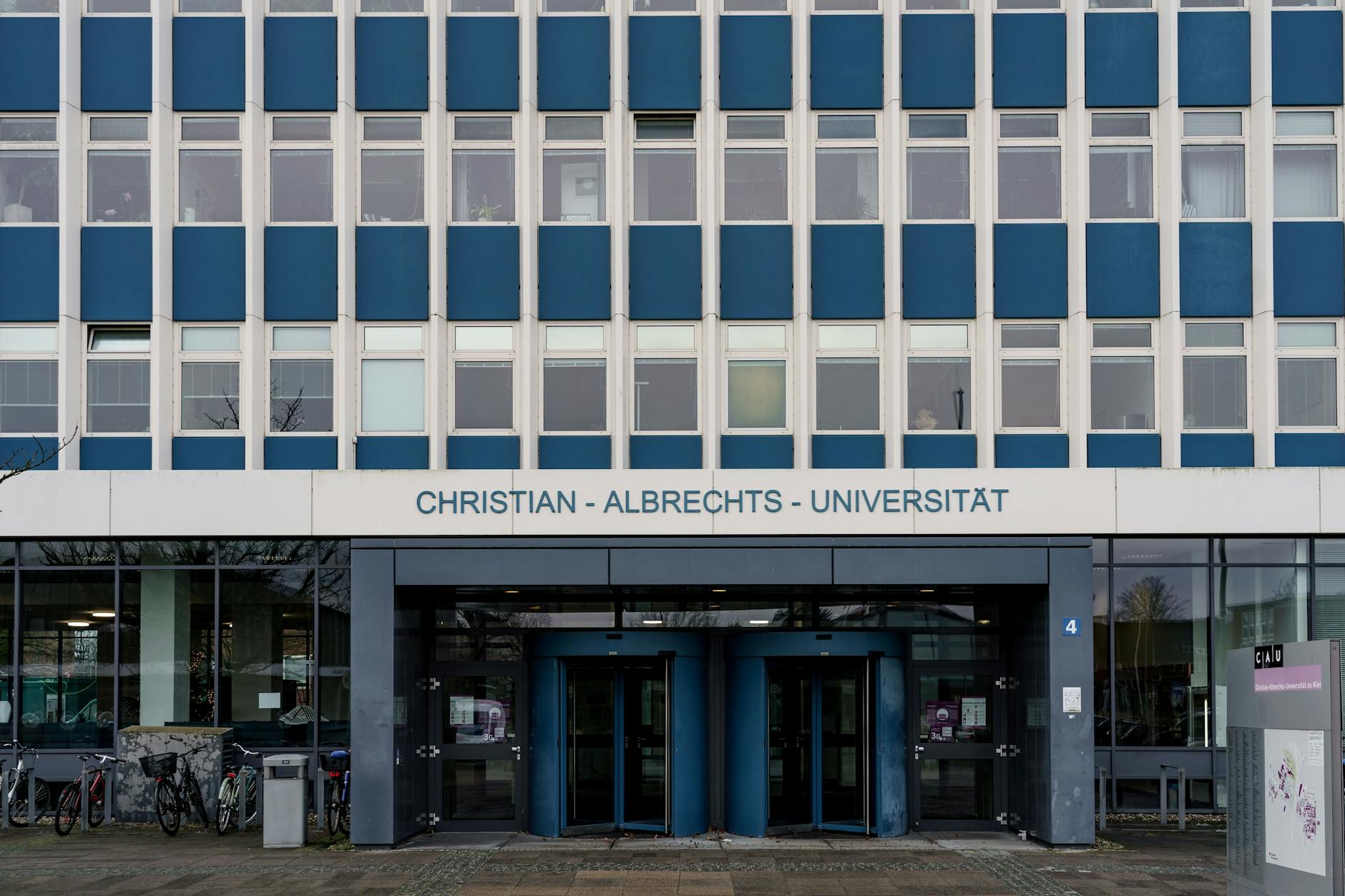 Der Eingang zum Verwaltungsgebäude der Christian-Albrechts-Universität in Kiel.