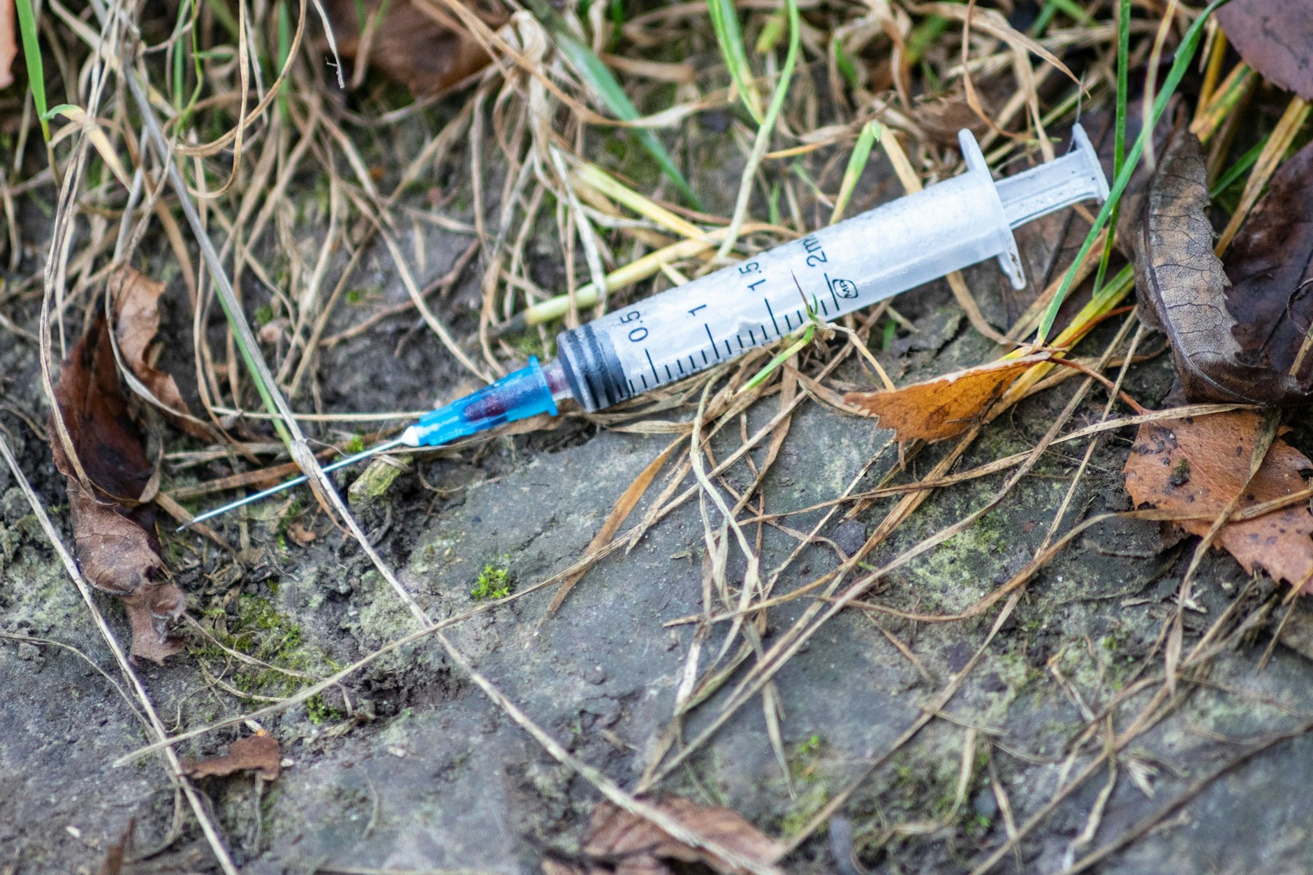 In vielen Parks - auch in Berlin - sind die Hinterlassenschaften von Junkies zu finden. In einem Park in Neukölln ist ein Junge jetzt in eine der Spritzen gestürzt.