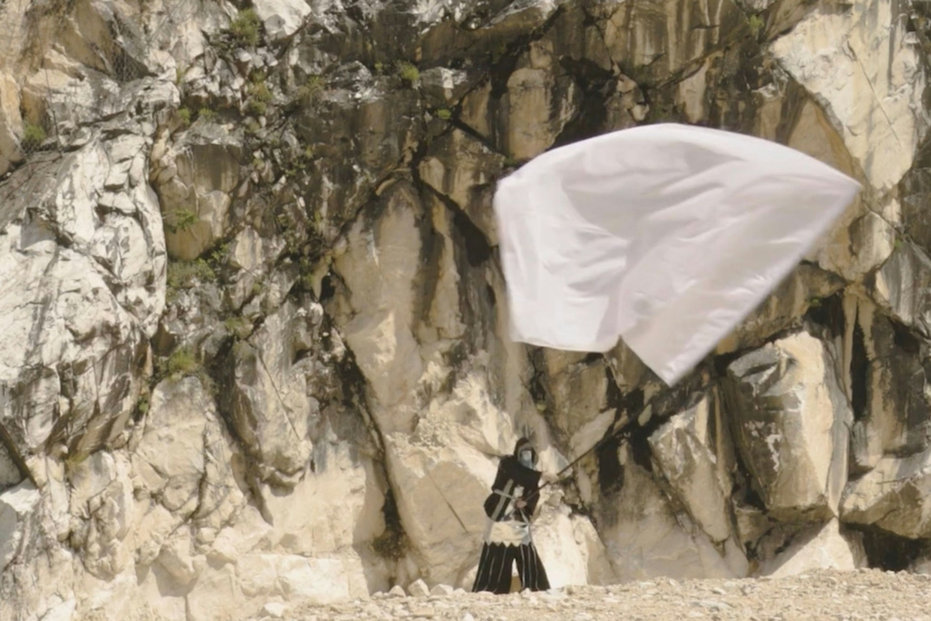 Raul Walch: Aktion „Every Tale has it’s Shadow“ in den Brüchen von Carrara, Video,2025