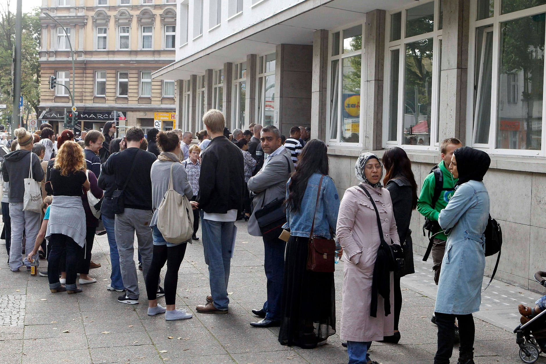 Lange Warteschlangen vor den Berliner Bürgerämtern wird es wohl trotz Verwaltungsreform auch in Zukunft geben.