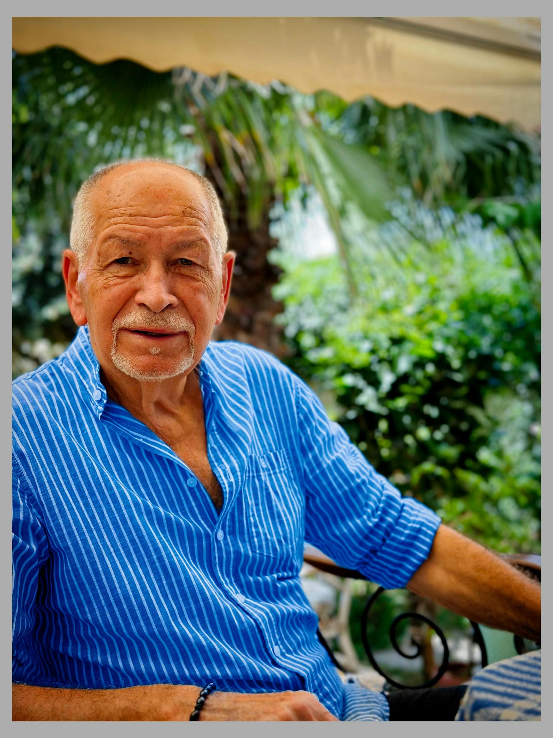 Jan Gregor in seinem Garten. Er hat ein Haus in einem Ort an der türkischen Riviera.