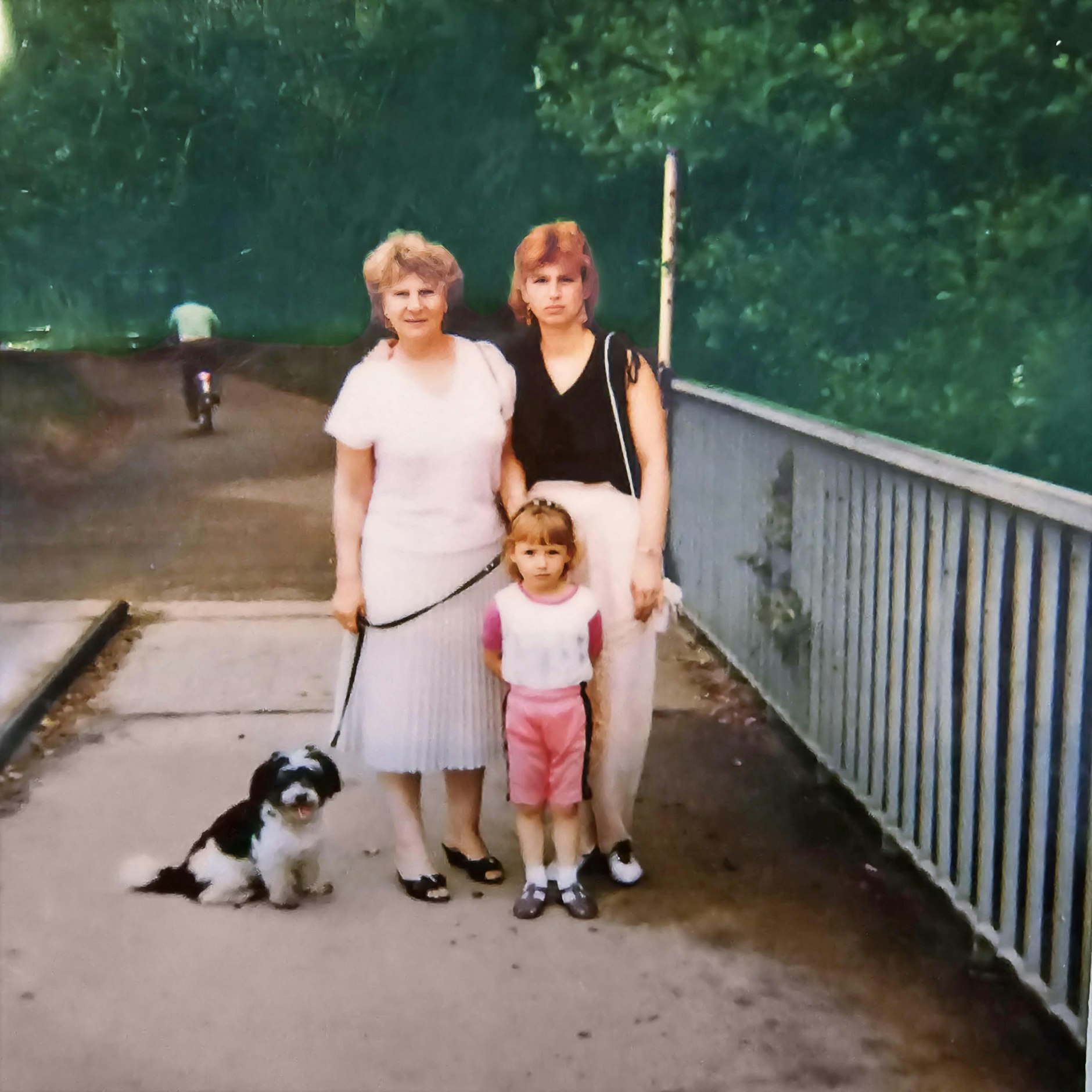 Mitte der 90er Jahre: Kerstin Seifert (rechts) hält ihre Pflegemutter Anna K. liebevoll im Arm, vor den beiden stehen die kleine Nicole, Kerstin Seiferts Tochter, links der Mischlingshund Peggy.