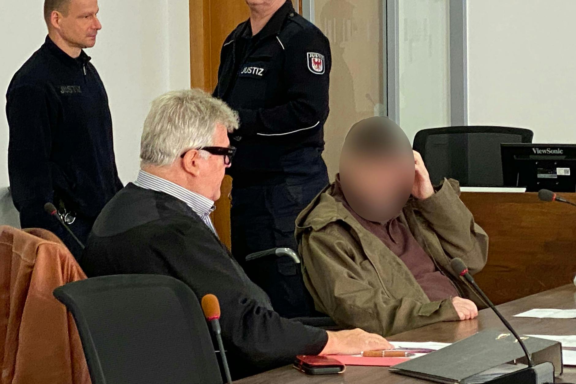 Mordprozess in Potsdam: Norbert S., 73, soll im Dezember 2024 seine unheilbar an Leukämie erkrankte 74-jährige Ehefrau Anneliese mit einem Schlosserhammer getötet haben. Er hat die Tat im Prozess gestanden.
