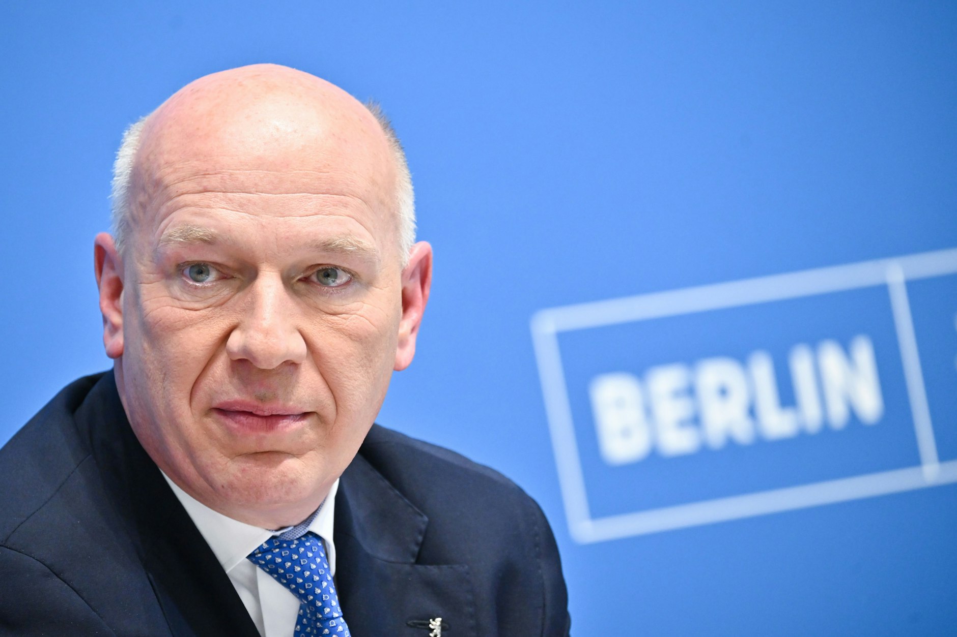 Das Chaos im Blick: Berlins Regierender Bürgermeister Kai Wegner (CDU) will die Verwaltung in Berlin endlich auf Fordermann bringen.